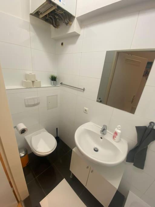 Cozy Appartm With + Airport/City Center Connection Leilighet Wien Eksteriør bilde